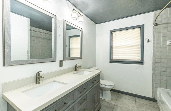 Building Photo - Spacious 4 bedroom 2 bathroom close to Texas Tech!