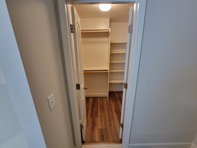 Building Photo - 9318 N Robinhood Ave