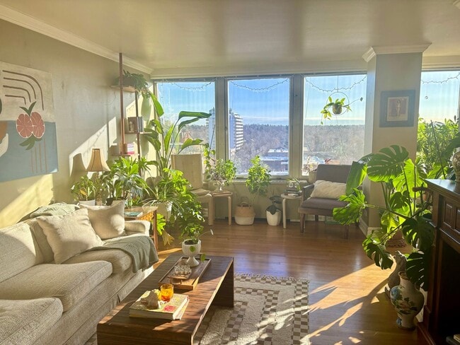 Building Photo - ROOMMATE NEEDED: Spacious 3 bedroom unit in the heart of Capital Hill