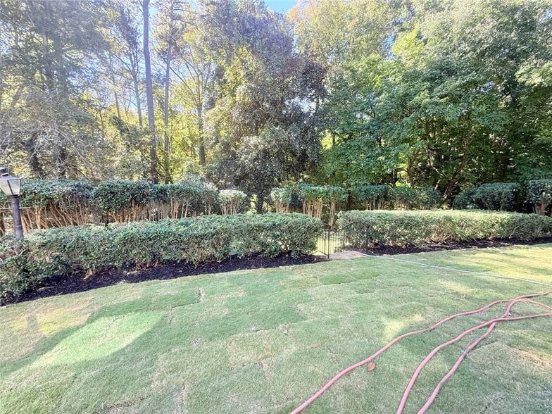 Building Photo - 200 W Paces Ferry Rd NW