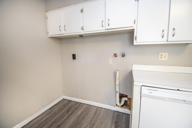 Building Photo - 1220 Hillcrest Dr