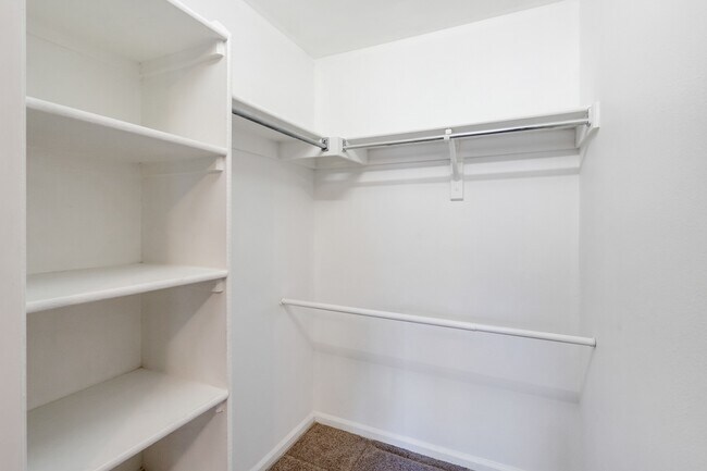 Building Photo - Stunning 2 Bedroom 2 Bathroom condo In Aurora with a garage!