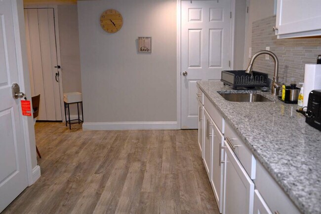 Building Photo - 1544 Oakridge Rd