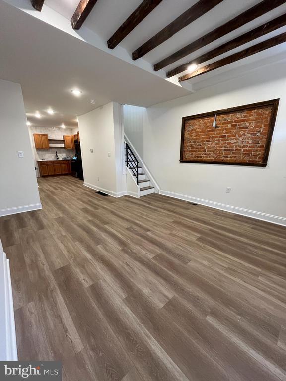 Building Photo - 533 S Salford St