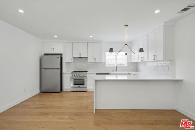 Building Photo - 7832 Croydon Ave