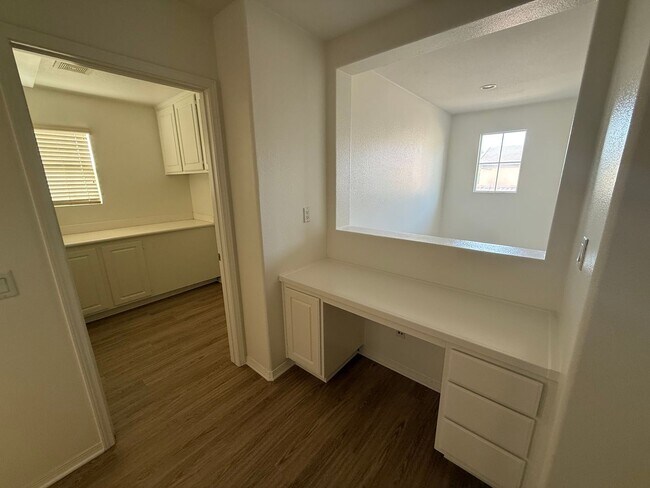 Building Photo - 5 Bedrooms 3.5 Bath in Willow Walk!