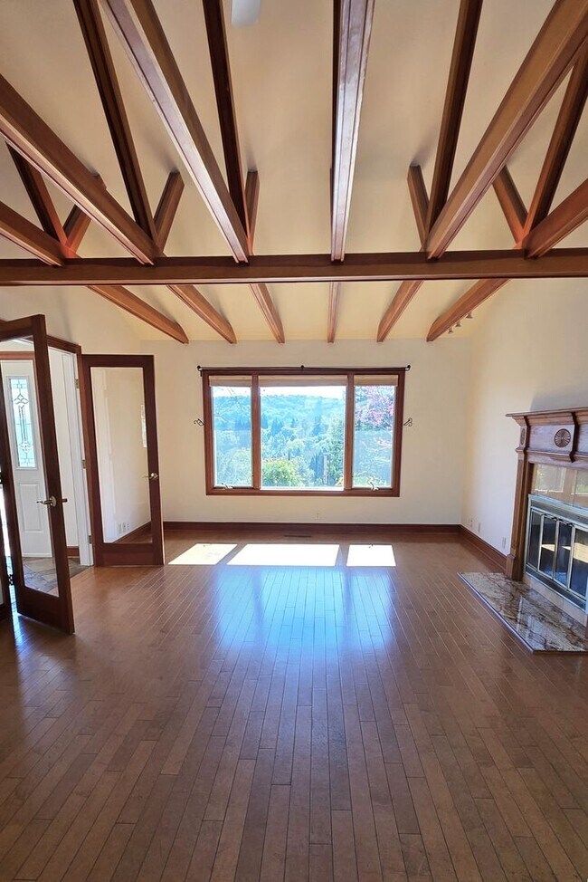Building Photo - Fabulous Moraga 4bd+den/3ba Property with Stunning Views & Pool/Spa