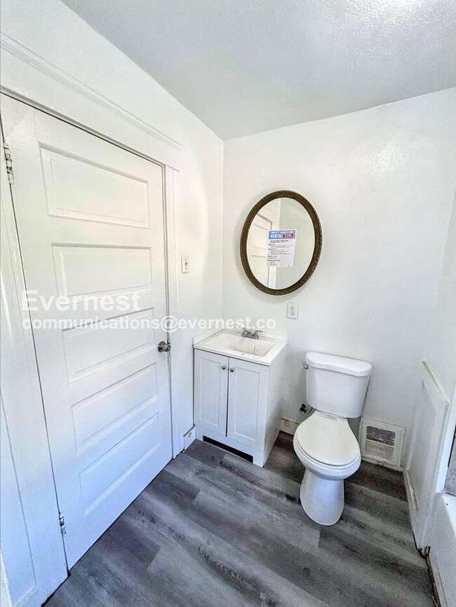 Building Photo - 8002 Bellevue Ave