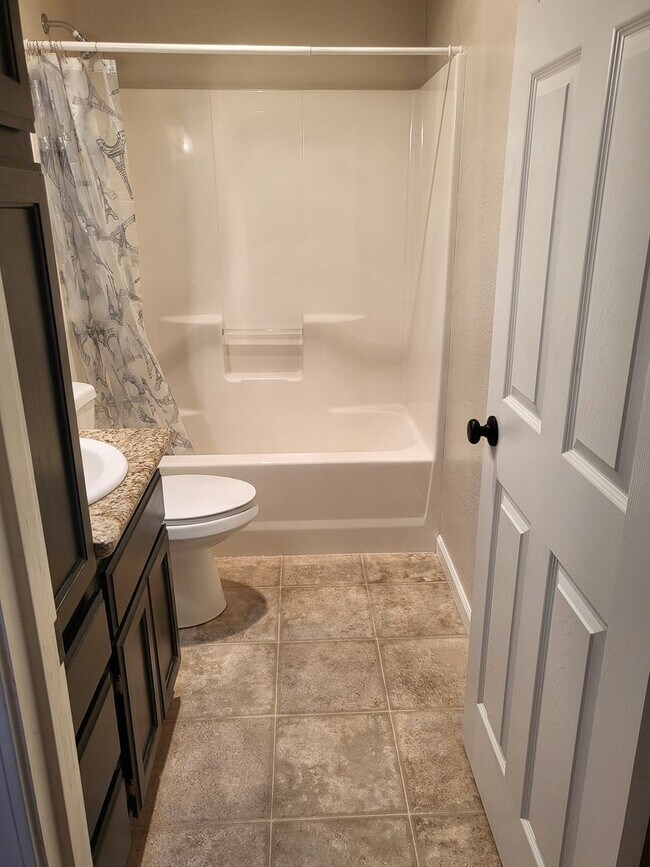 Building Photo - 3 bed 2 bath Home for Rent in Grants Pass