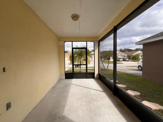 Building Photo - Beautifully Updated 4 bed 2 bath 2 car gar...