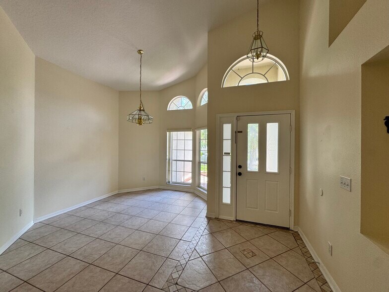 Building Photo - 520 Canary Island Ct
