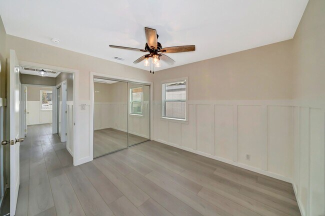 Building Photo - 10951 Whitegate Ave