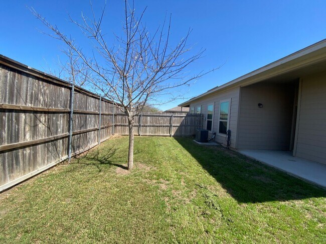 Building Photo - 3/2/2  Located between New Braunfels & Seguin / Fridge Included /  Fenced Backyard / CISD
