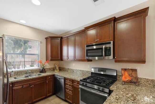 Building Photo - 3 Bed 2.5 Bath Spanish Walk Villa Palm Desert