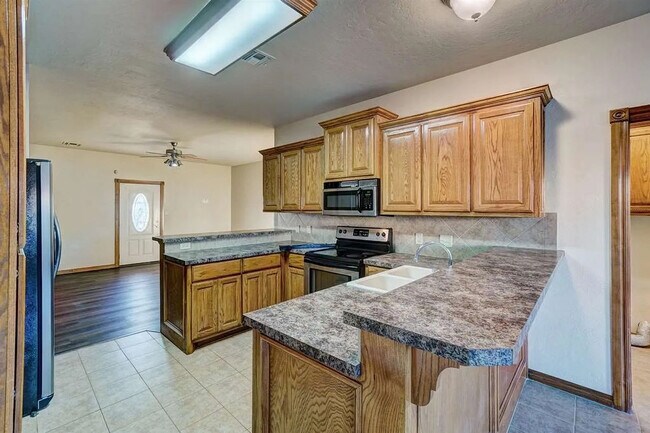 Building Photo - 608 Shady Oak