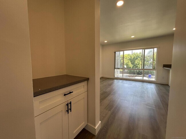 Building Photo - 2006 Diamond St