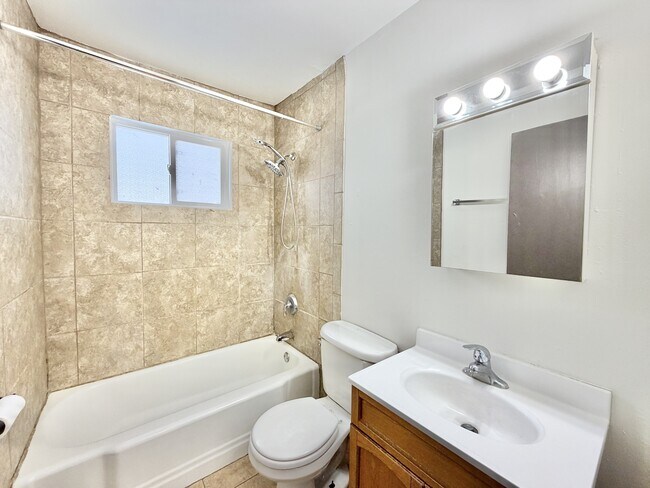 Building Photo - 2113 Lake Point Dr