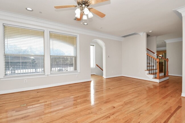 Building Photo - 833 Rosine St