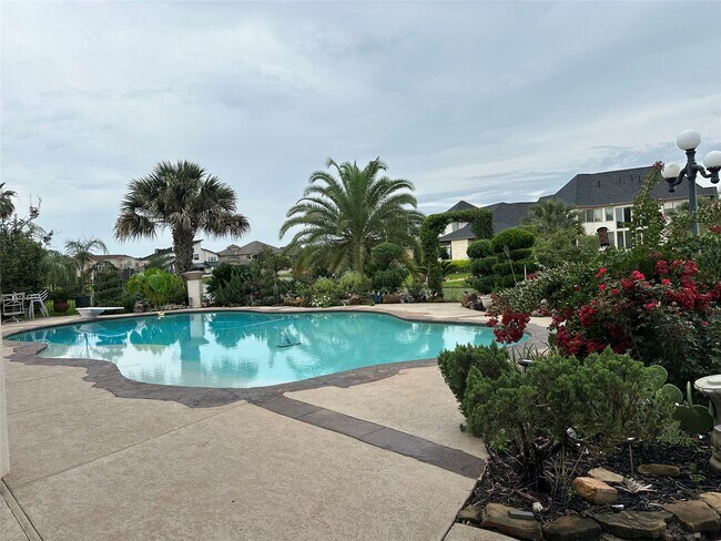 Building Photo - 1731 Parklake Village Dr
