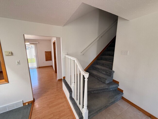 Building Photo - Spacious 3 Bed, 2.5 Bath House in Spokane Valley!