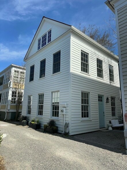 Building Photo - 9 Bogard St