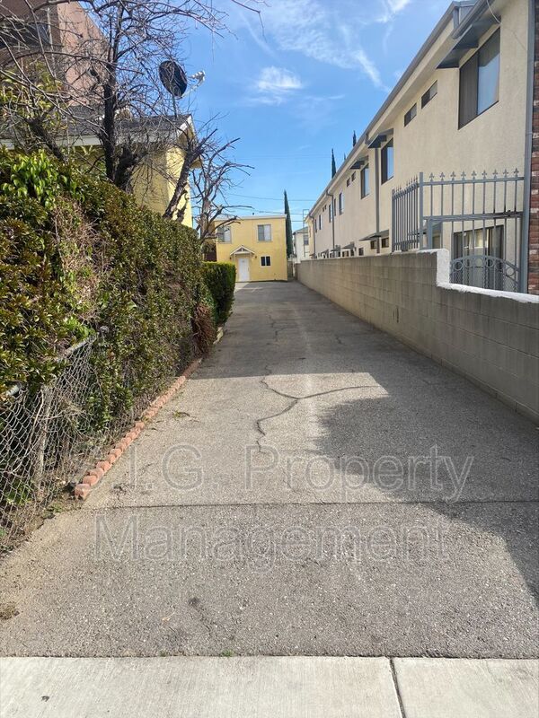 Building Photo - 354 E Providencia Ave