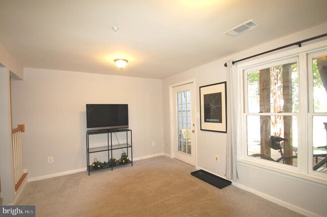 Building Photo - 539 Tschiffely Square Rd