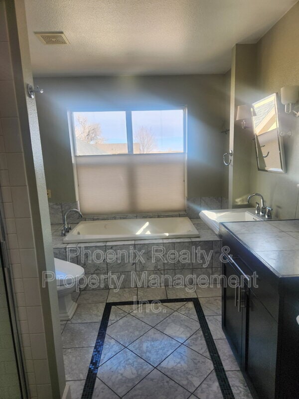 Building Photo - 454 N Finch Ave