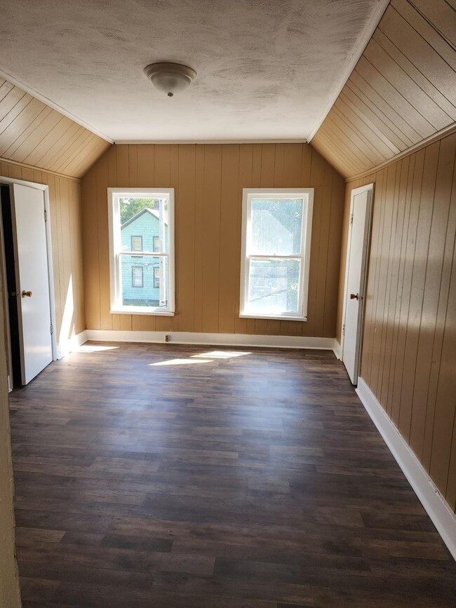 Building Photo - Large 4 Bedroom House