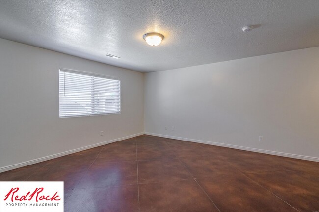 Building Photo - DOG-FRIENDLY 3 Bedroom Townhome with INTER...