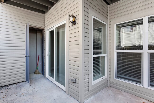 Building Photo - 9707 Richmond Ave.