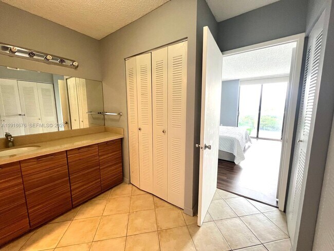 Building Photo - 20515 E Country Club Dr