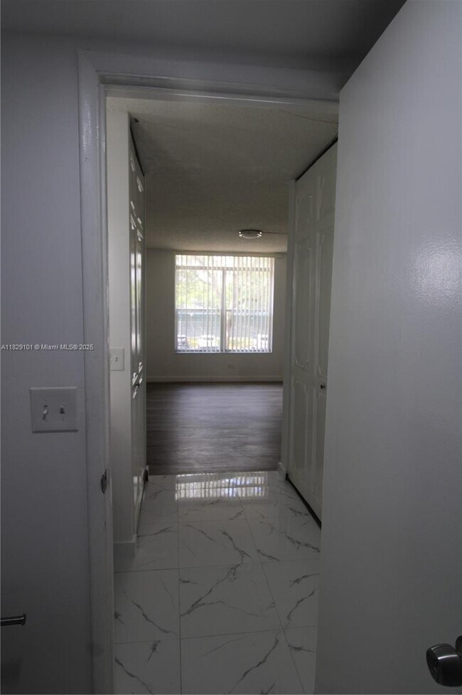 Building Photo - 3750 Inverrary Dr