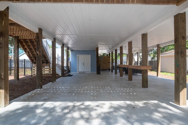 Building Photo - NEW, CLEAN OFF-SEASON RENTAL NOVEMBER THROUGH MID-MAY