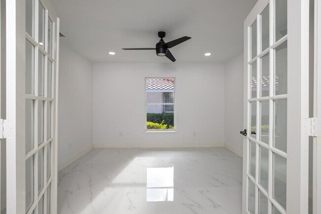 Building Photo - 1268 SW Briarwood Dr