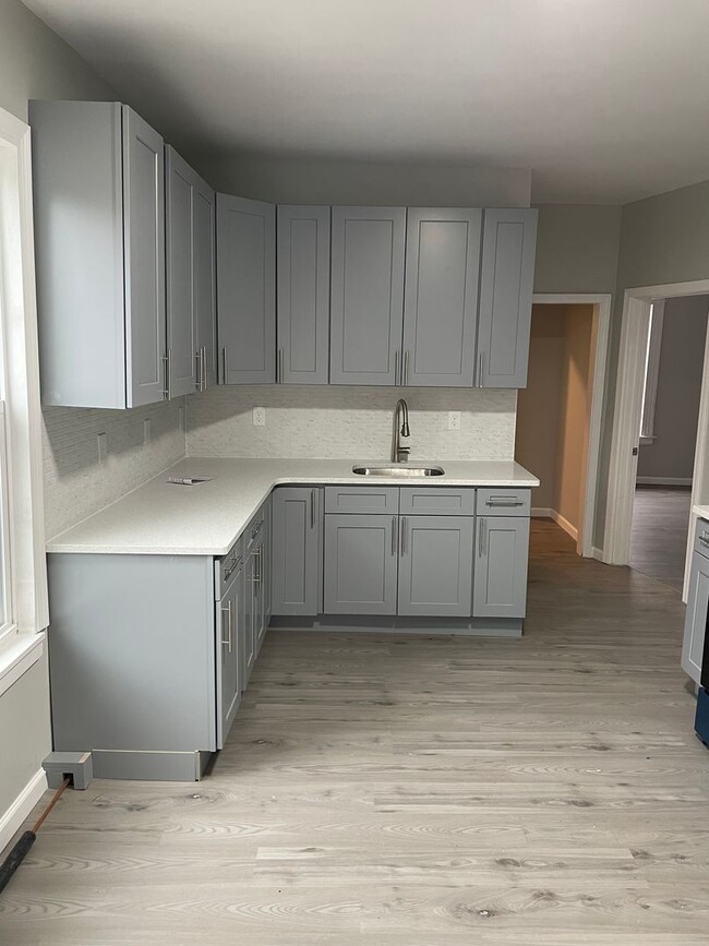 Building Photo - Fully renovated 6 bedroom single family house