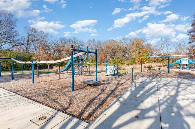 Building Photo - 355 Crestwood Ct