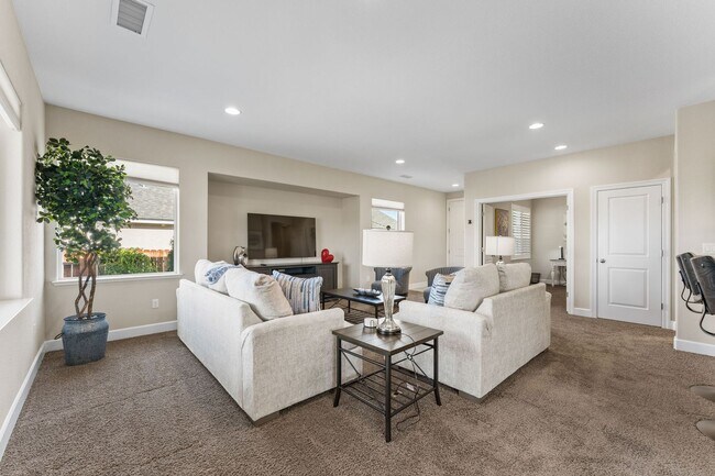 Building Photo - FULLY FURNISHED home available now.