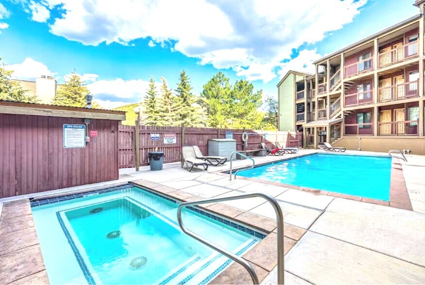 Heated poll and hot tub - 1530 Empire Ave