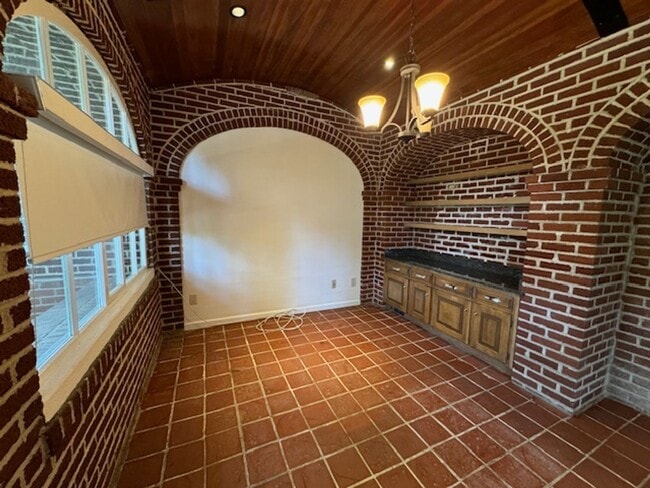 Building Photo - Tri-level townhome in highly desirable Dia...