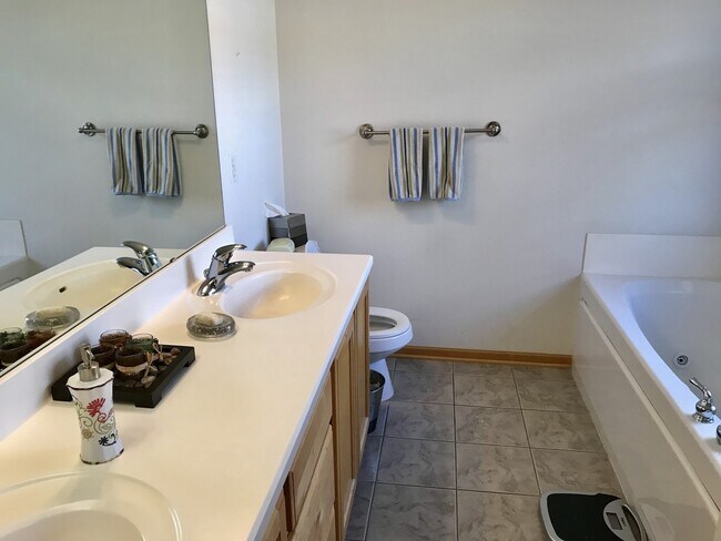 Building Photo - Beautiful 3 Br / 2.5 Ba TH w/ Granite Counters, Hdwd Flrs, 2 Car Garage in Eden Prairie!