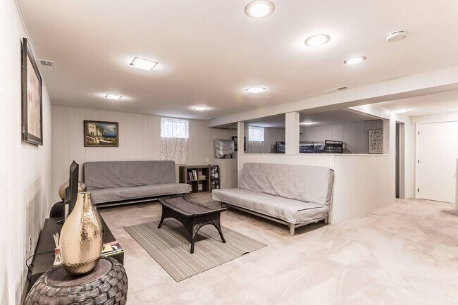 Building Photo - Beautiful 3 Bed Ranch Home with Finished B...