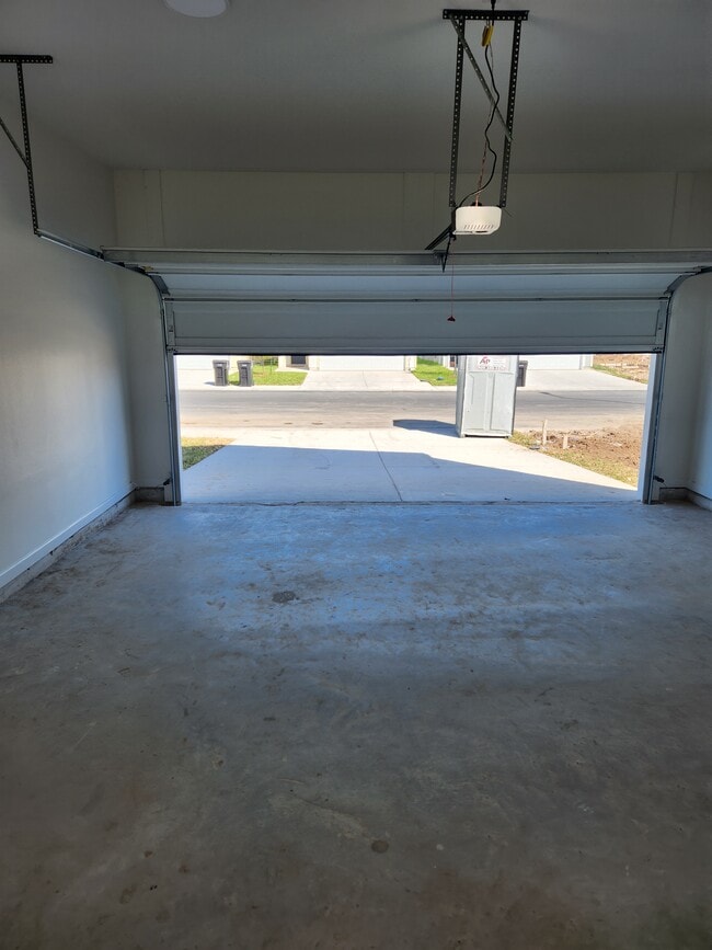 Building Photo - 2707 W Kerria Ave