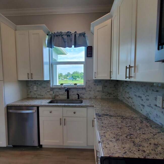 Building Photo - 2161 SE Sunflower St