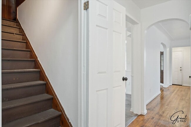 Building Photo - $1,250 - Charming 3 Bedroom Bungalow - Det...