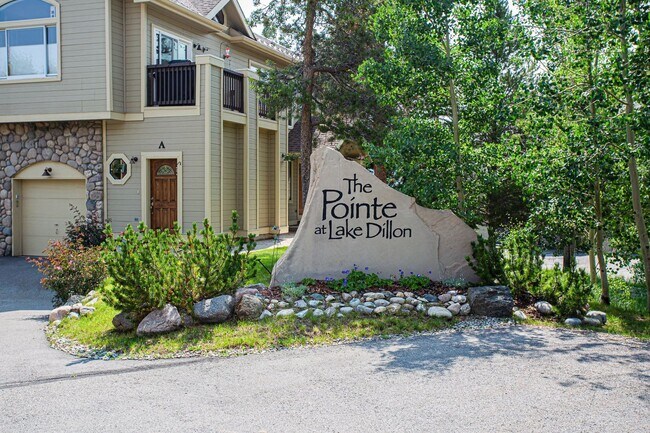 Building Photo - Convenient Location! Lots of Space and Lig...