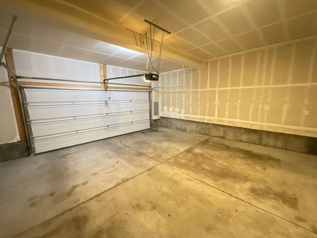 Building Photo - 3 Bedroom Townhome Available Near Voyager ...