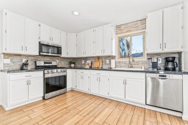 Building Photo - 72847 Desert Trail Dr
