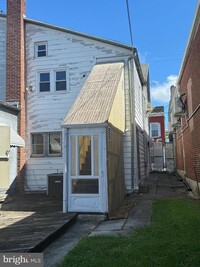 Building Photo - 10 E Main St
