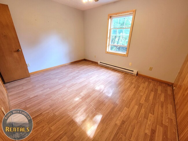 Building Photo - 2bd/1ba Upstairs Duplex Off Howard's Creek